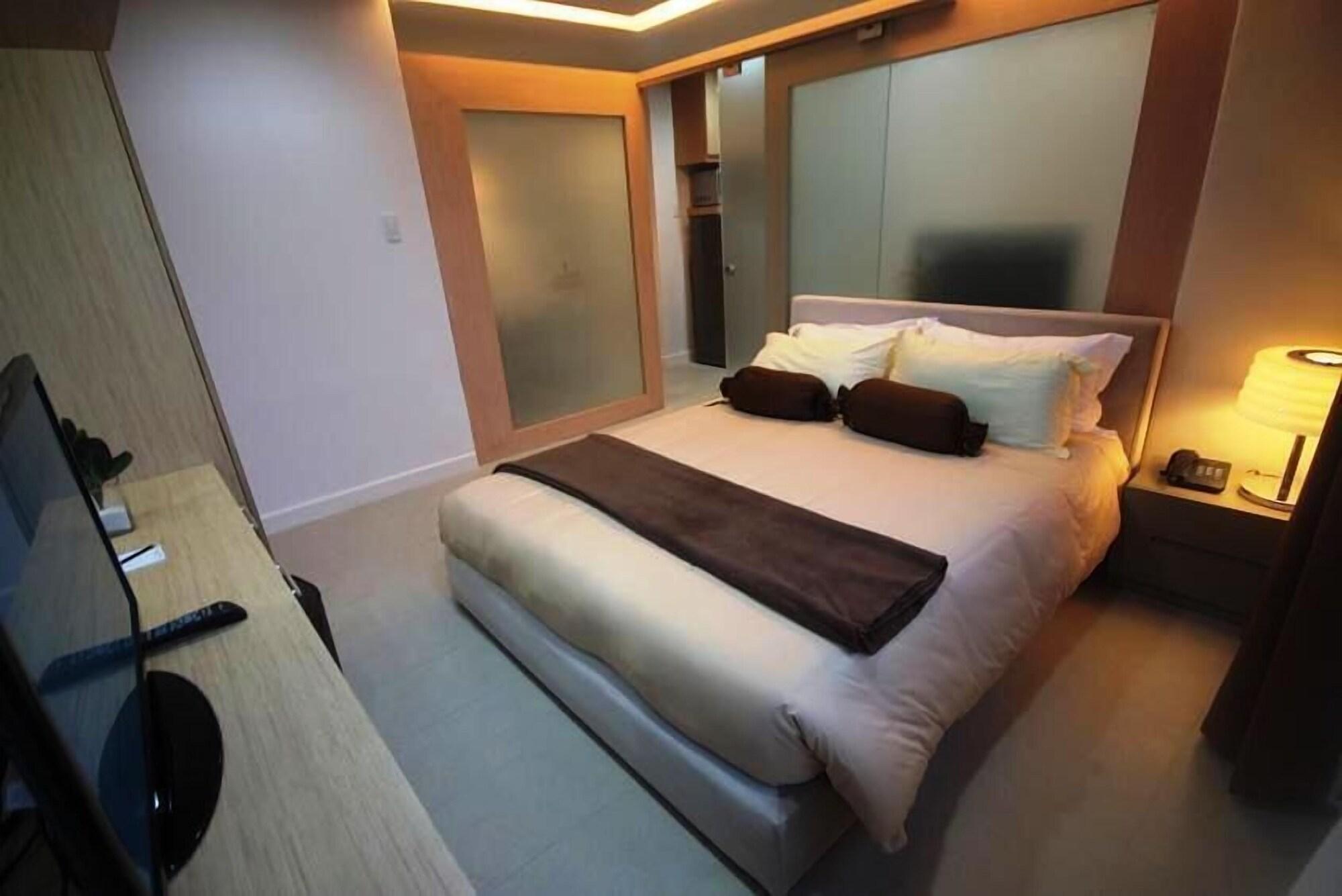 Bsa Twin Towers Aparthotel Mandaluyong ภายนอก รูปภาพ